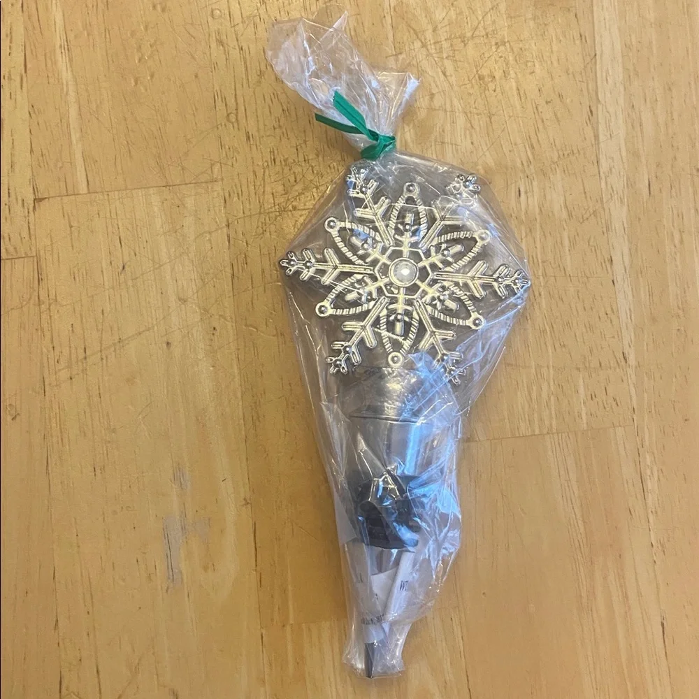 Williams Sonoma Silver Star snowflake Wine bottle Stopper with crystals NWT